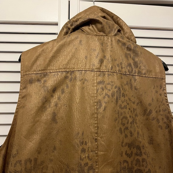 Knee length high collared animal print vest - Picture 4 of 6